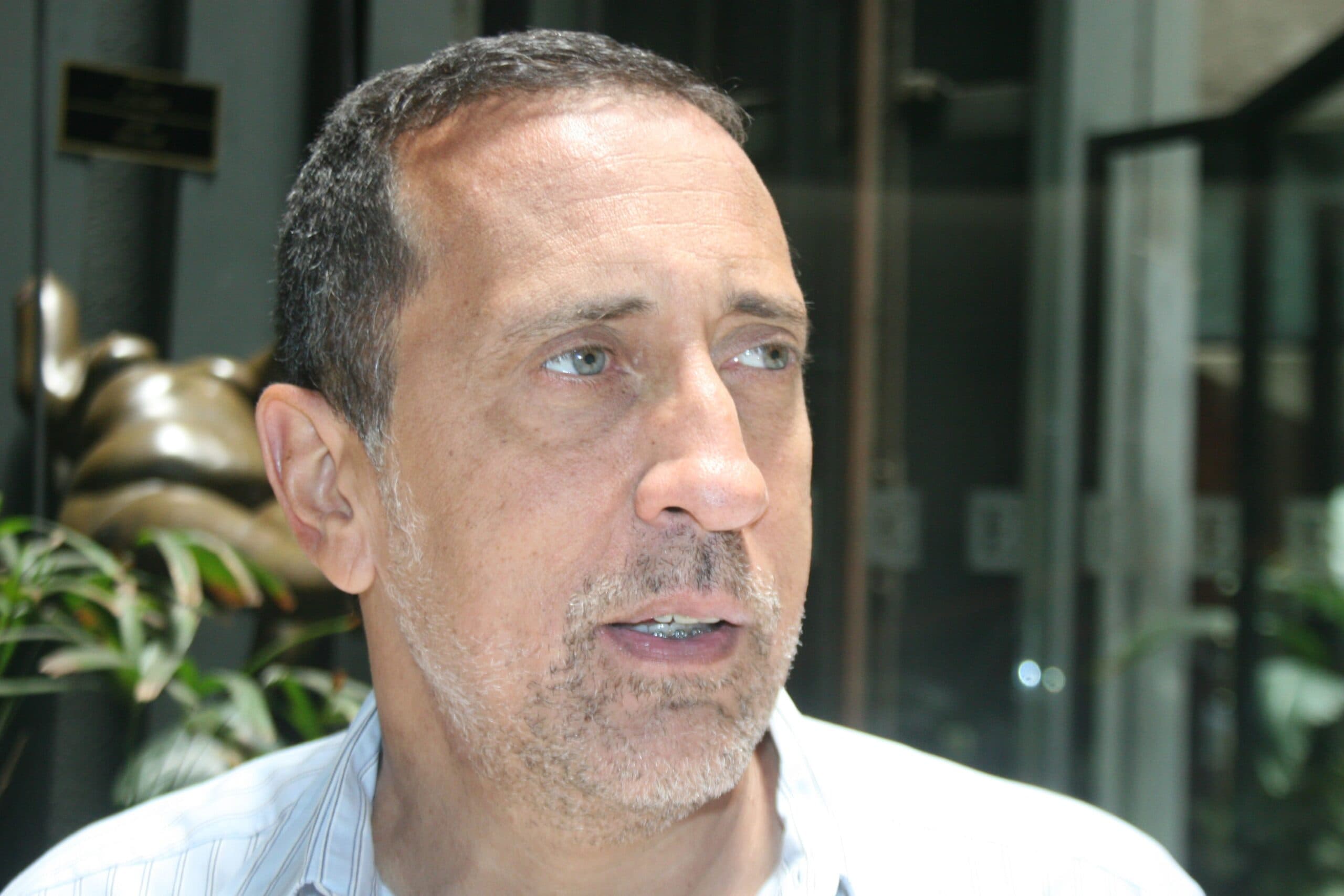 Economista opositor ataca modelo monetario revolucionario