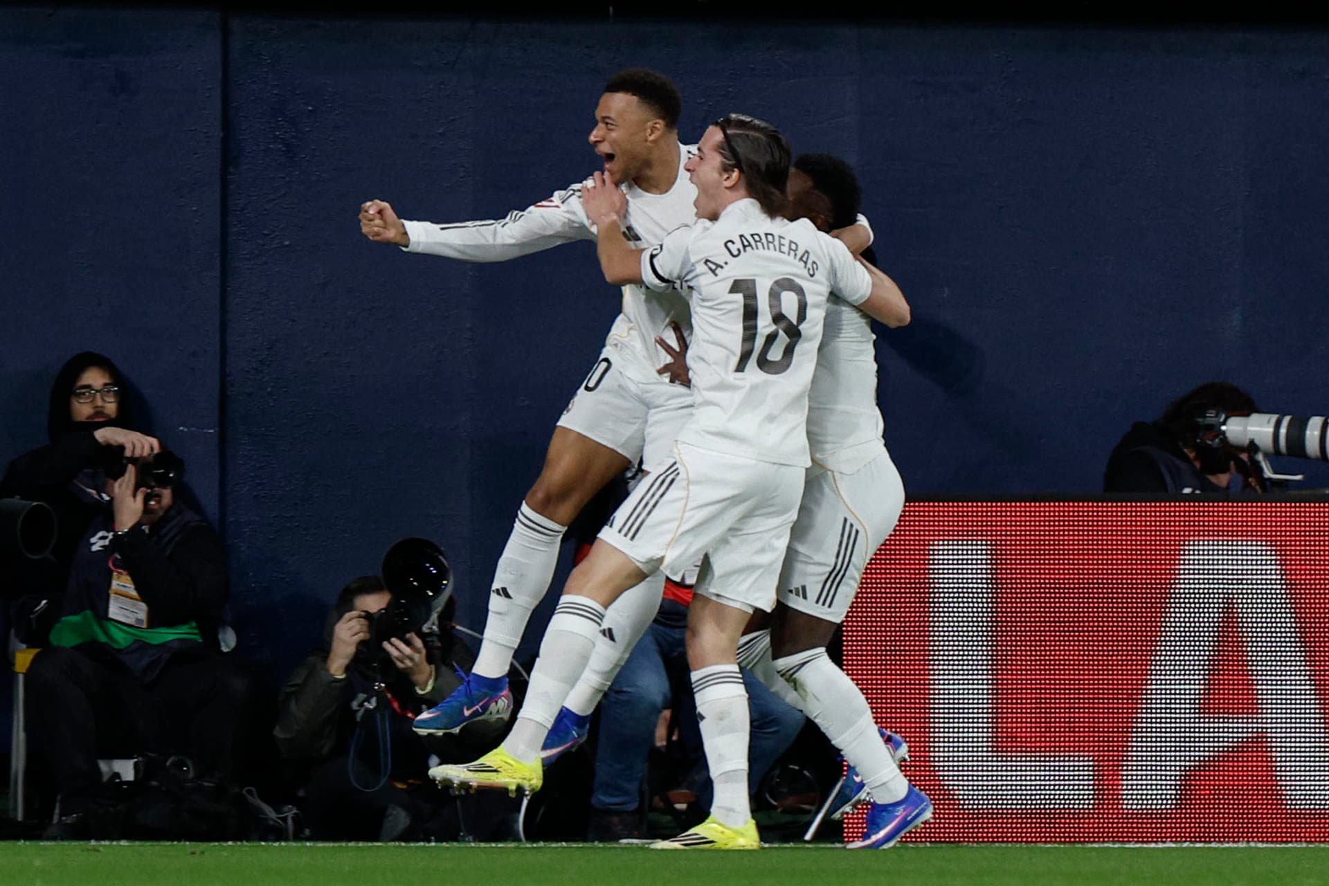 Mbappé lidera triunfo del Real Madrid mientras el pueblo