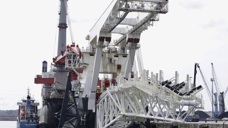 El gigante del imperialismo carga en Gijón 43 kilómetros de tubería para saquear el Golfo de México